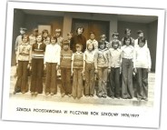 (13/28): Uczniowie z wychowawc� p. Czes�aw� Marci�czak - 1976/1977