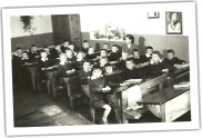 (20/28): Grono Pedagogiczne z uczniami na tle nowej szko�y. Na zdj�ciu p. Paw�ow p. Szwed p. Jankowska p. Larkiewicz p. Piotrowska.<br> Budynek szko�y w latach 1952-1965. Pierwotnie mia� to by� Dom Ludowy. W czasie wojny zniszczony przez Niemc�w. Budynek sta� niedaleko skrzy�owania dr�g Pilczyn Stary � Melan�w. Obecnie juz nie istnieje.