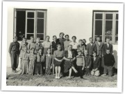 (19/28): Grono Pedagogiczne z uczniami na tle nowej szko�y. Na zdj�ciu p. Paw�ow p. Szwed p. Jankowska p. Larkiewicz p. Piotrowska.<br> Budynek szko�y w latach 1952-1965. Pierwotnie mia� to by� Dom Ludowy. W czasie wojny zniszczony przez Niemc�w. Budynek sta� niedaleko skrzy�owania dr�g Pilczyn Stary � Melan�w. Obecnie juz nie istnieje.